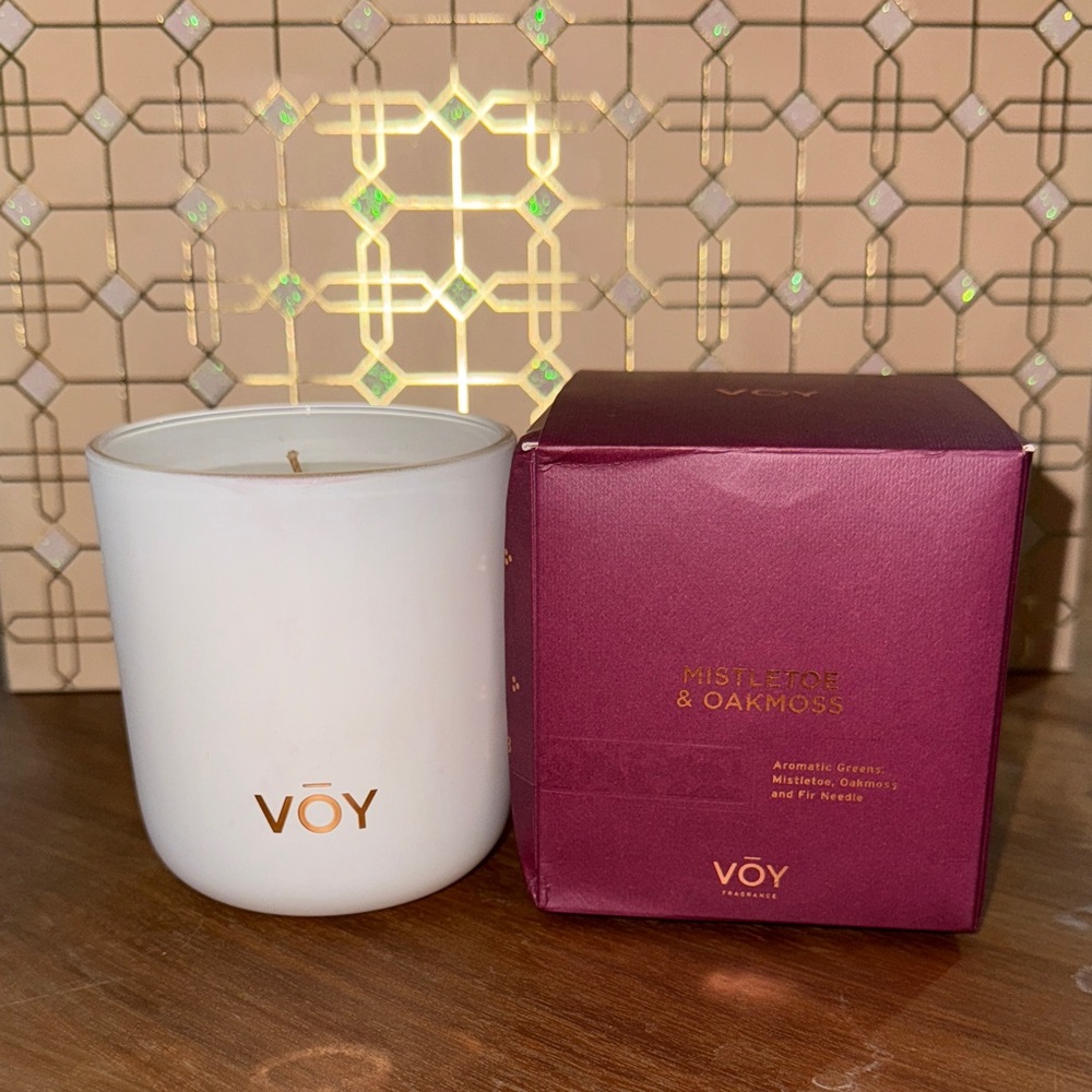 VOY Mistletoe & Oakmoss White Candle